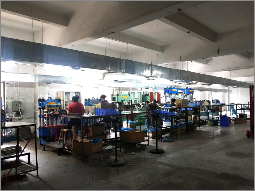 樟木頭吸盤廠車間降溫工程,環(huán)?？照{(diào),車間降溫,大型空調(diào),廠房降溫,潤東方環(huán)?？照{(diào)